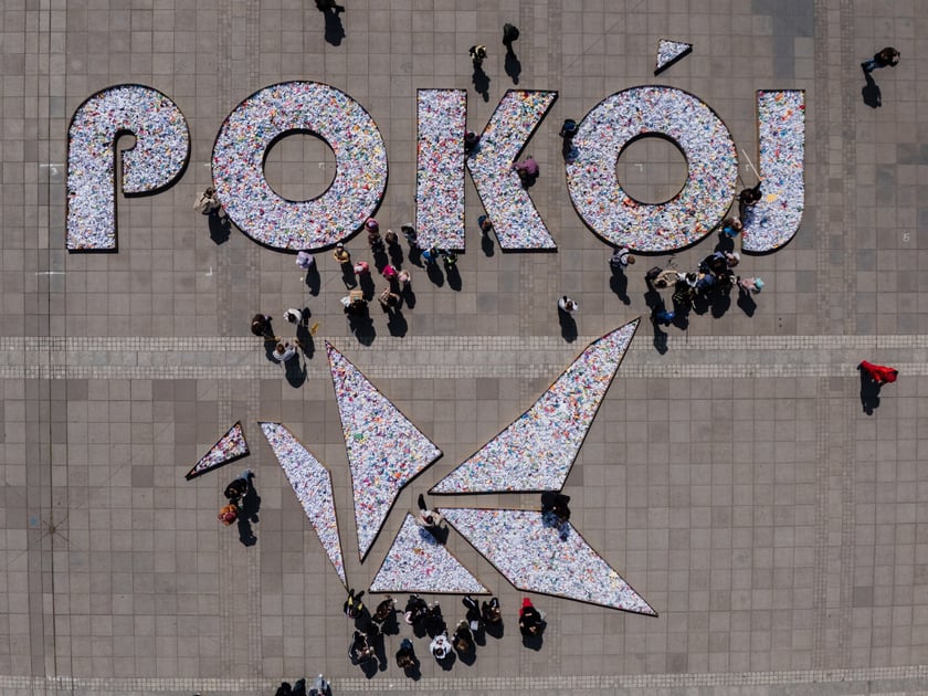 Napis POKÓJ i duży żuraw na placu Wolności, 8 maja 2025