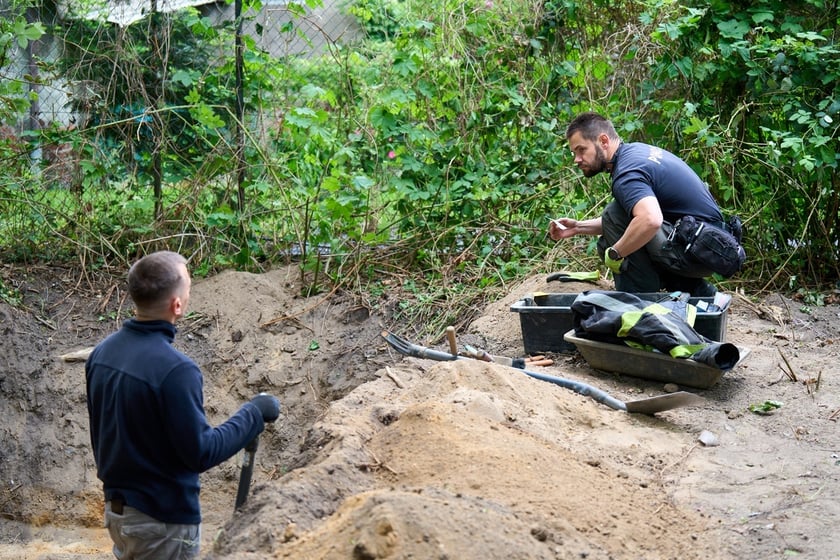 Prace archeologiczne specjalistów z Pracowni POMOST na cmenatrzu na Krzykach