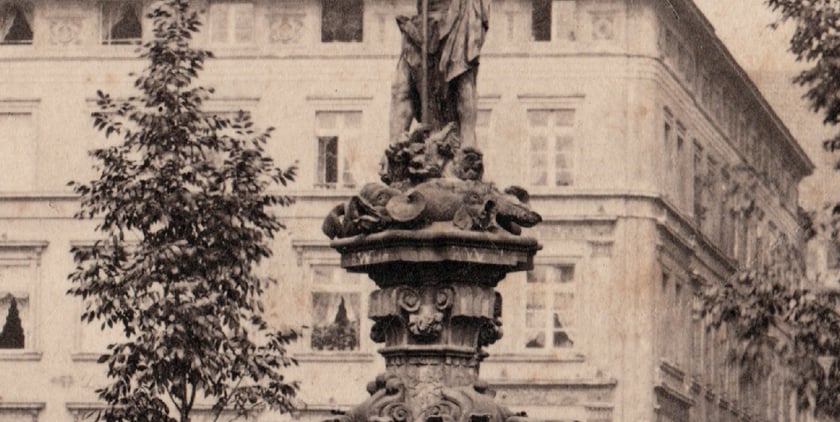 Fragment rzeźby Neptuna z widocznymi delfinami