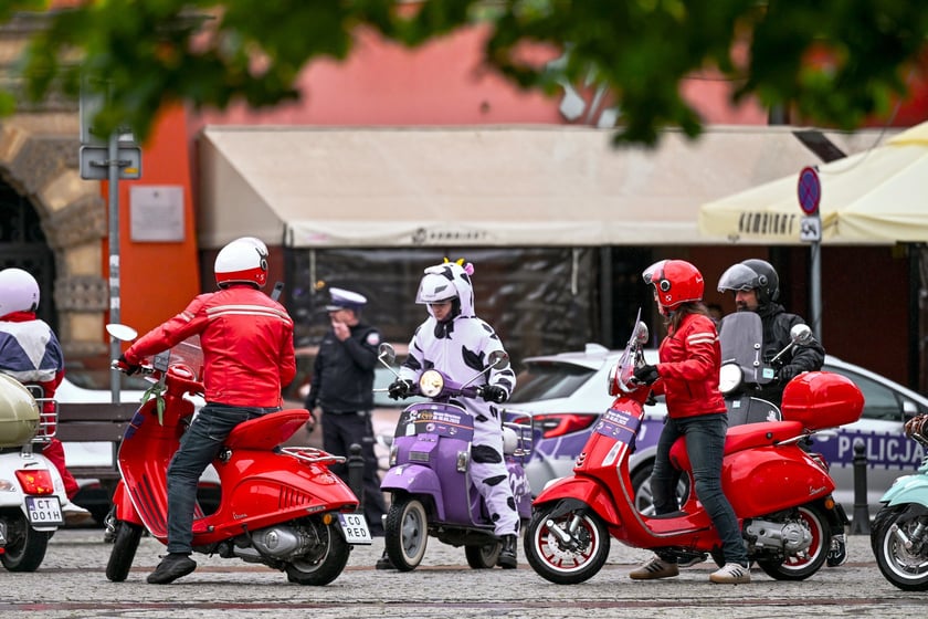 Zlot skuterów Vespa na placu Solnym