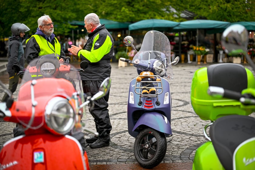 Zlot skuterów Vespa na placu Solnym