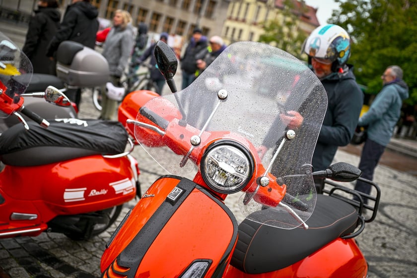 Zlot skuterów Vespa na placu Solnym