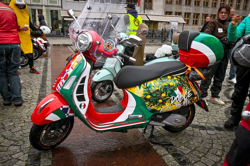 Zlot skuterów Vespa na placu Solnym