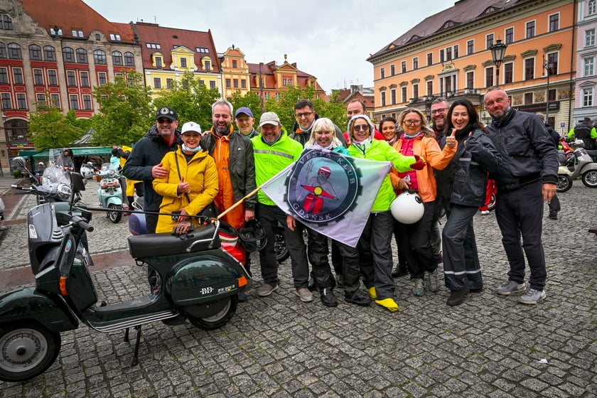 Zlot skuterów Vespa na placu Solnym