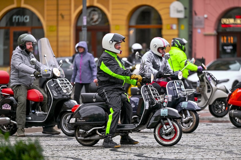 Zlot skuterów Vespa na placu Solnym