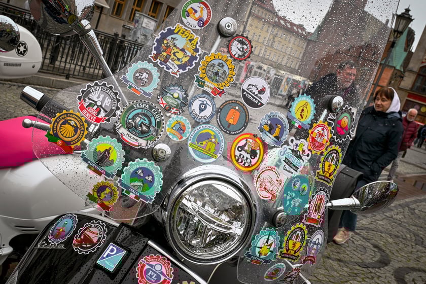 Zlot skuterów Vespa na placu Solnym