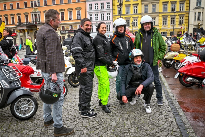 Zlot skuterów Vespa na placu Solnym