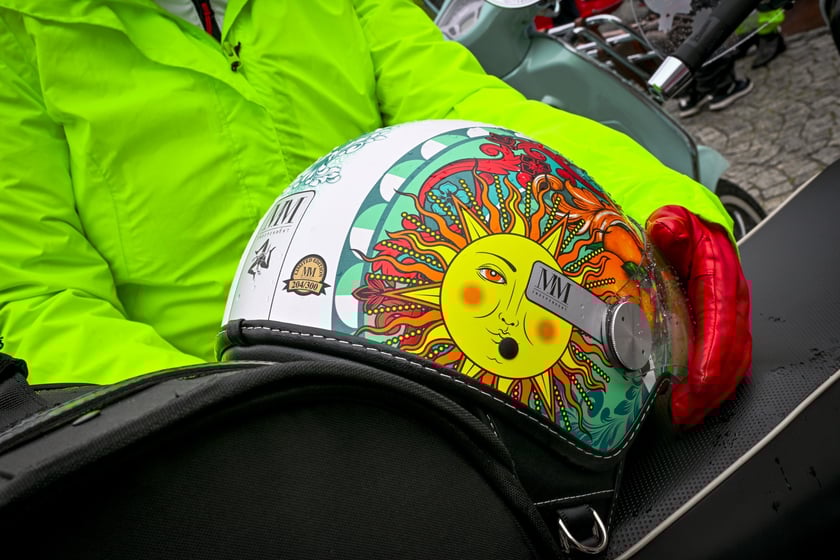 Zlot skuterów Vespa na placu Solnym