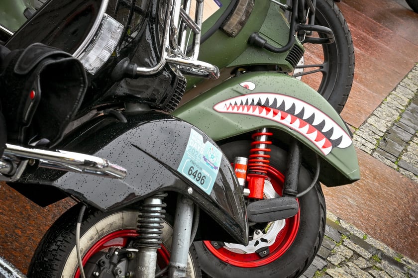 Zlot skuterów Vespa na placu Solnym