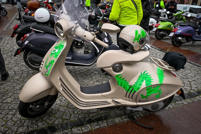 Zlot skuterów Vespa na placu Solnym