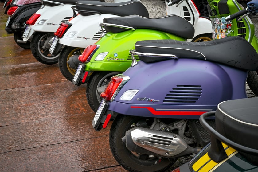 Zlot skuterów Vespa na placu Solnym