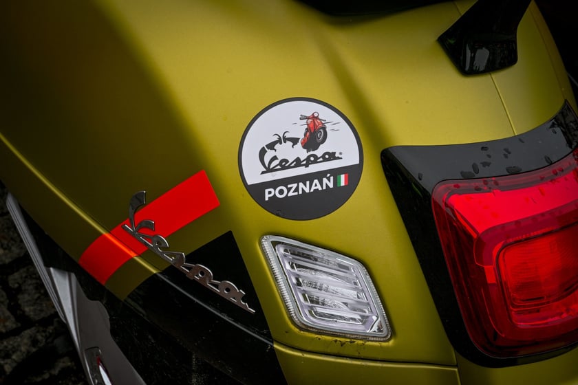 Zlot skuterów Vespa na placu Solnym