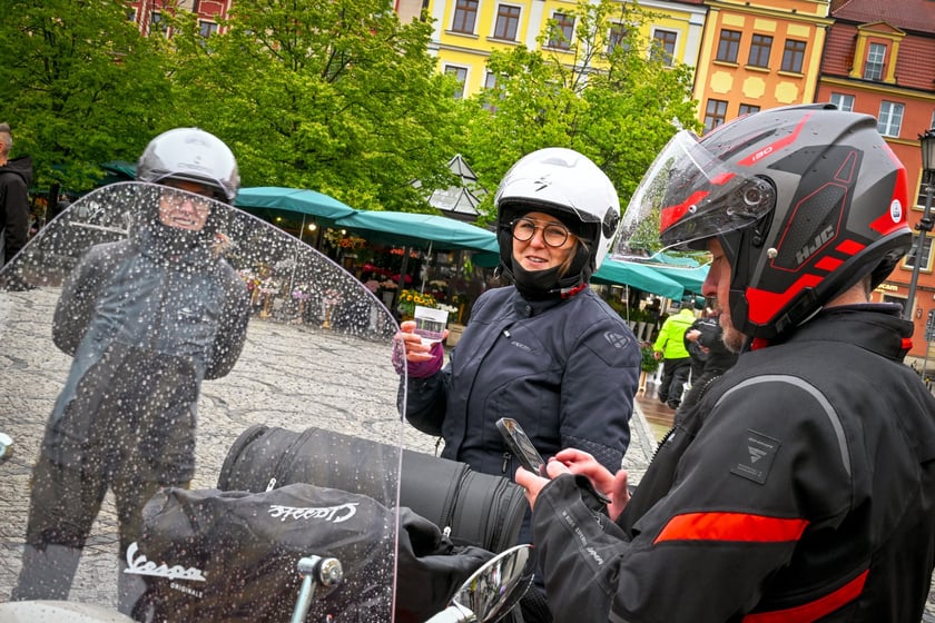 Zlot skuterów Vespa na placu Solnym