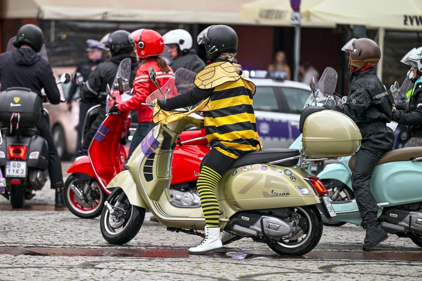 Zlot skuterów Vespa na placu Solnym
