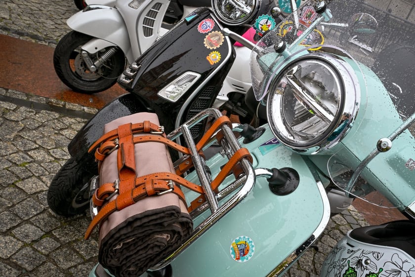Zlot skuterów Vespa na placu Solnym