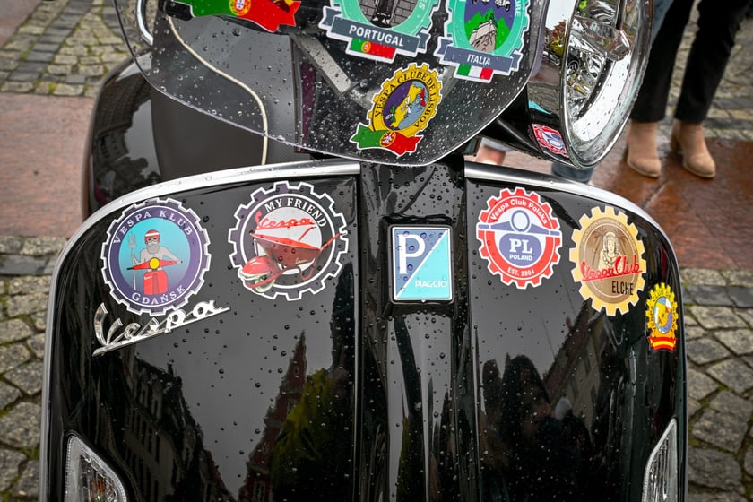 Zlot skuterów Vespa na placu Solnym