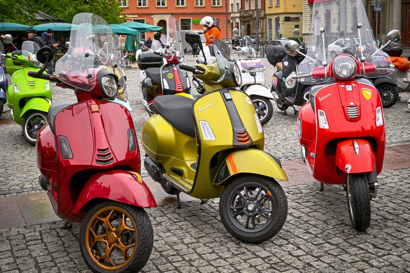 Zlot skuterów Vespa na placu Solnym