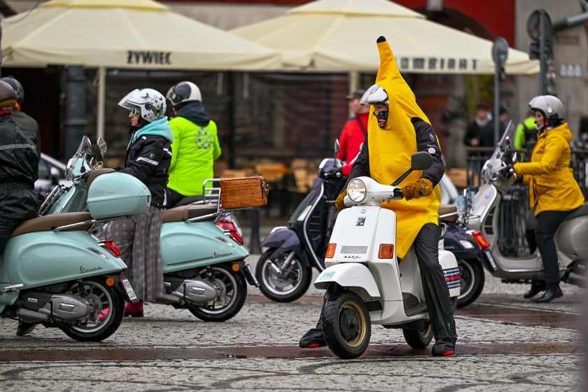 Zlot skuterów Vespa na placu Solnym