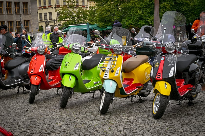 Zlot skuterów Vespa na placu Solnym