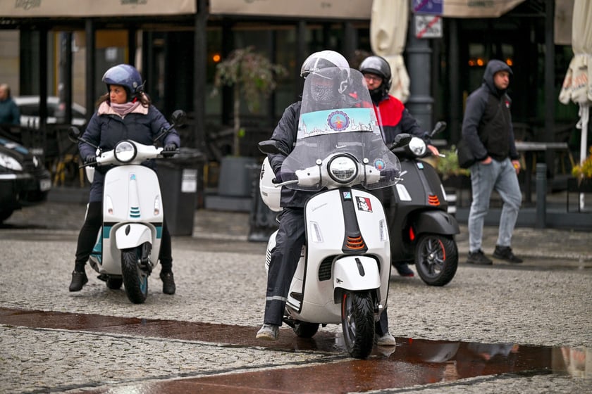 Zlot skuterów Vespa na placu Solnym