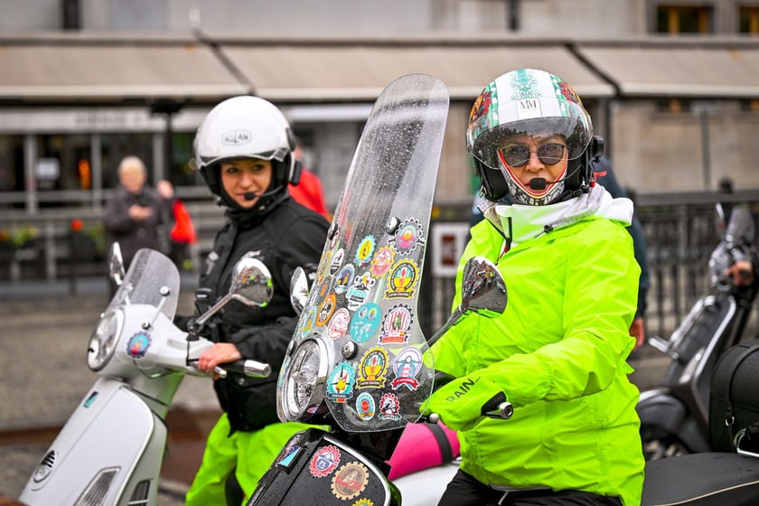 Zlot skuterów Vespa na placu Solnym