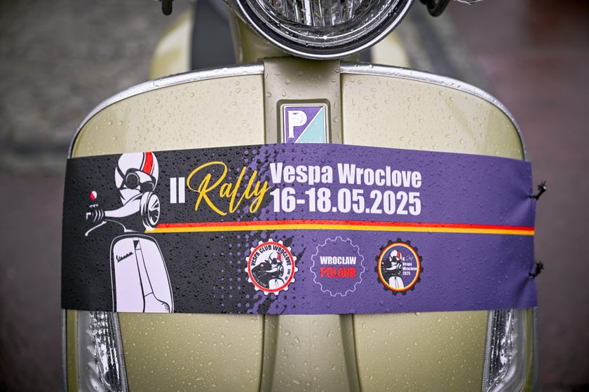 Zlot skuterów Vespa na placu Solnym