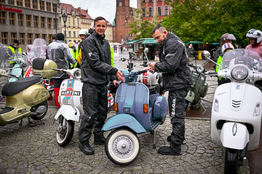 Zlot skuterów Vespa na placu Solnym