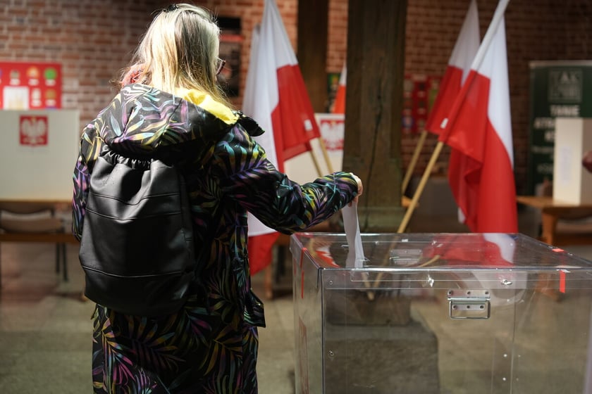 Głosowanie w komisji nr 6 w Arsenale, w Muzeum Miejskim Wrocławia