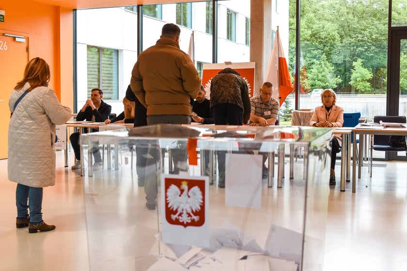 Głosowanie w komisji nr 108 w liceum nr 5 przy Kuronia na Hubach