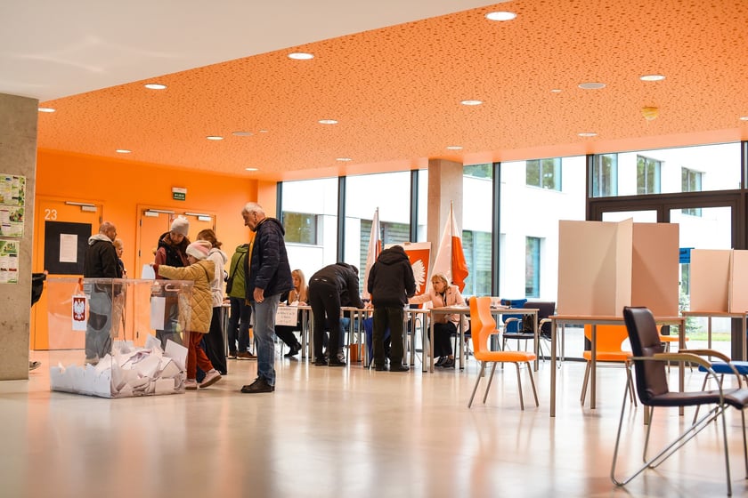 Głosowanie w komisji nr 108 w liceum nr 5 przy Kuronia na Hubach