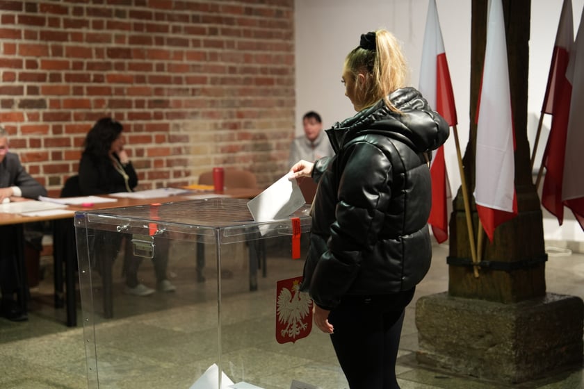 Głosowanie w komisji nr 6 w Arsenale, w Muzeum Miejskim Wrocławia