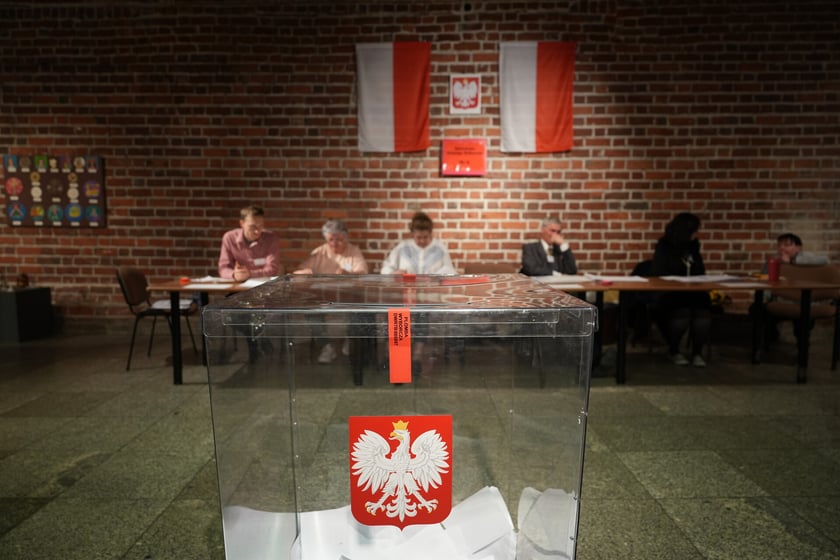 Głosowanie w komisji nr 6 w Arsenale, w Muzeum Miejskim Wrocławia