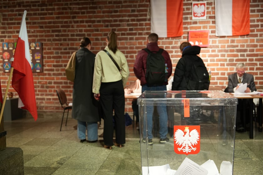 Głosowanie w komisji nr 6 w Arsenale, w Muzeum Miejskim Wrocławia
