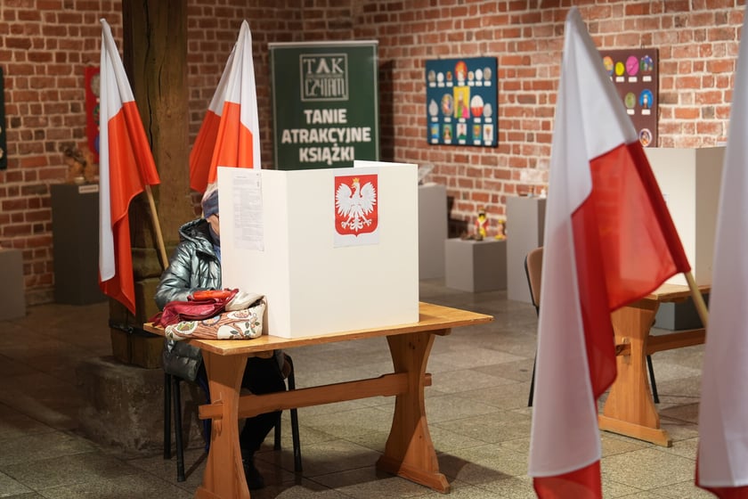 Głosowanie w komisji nr 6 w Arsenale, w Muzeum Miejskim Wrocławia