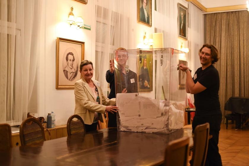 Liczenie głosów w komisji nr 13 przy ul. Tadeusza Kościuszki. Wrocław, 18.05.2025