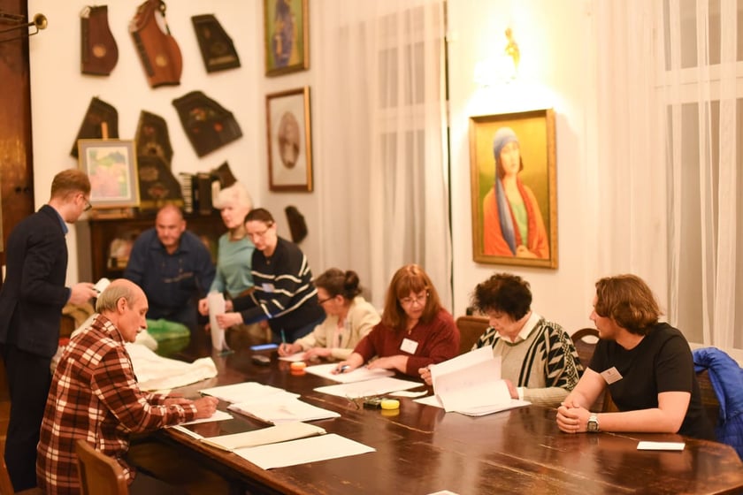 Liczenie głosów w komisji nr 13 przy ul. Tadeusza Kościuszki. Wrocław, 18.05.2025