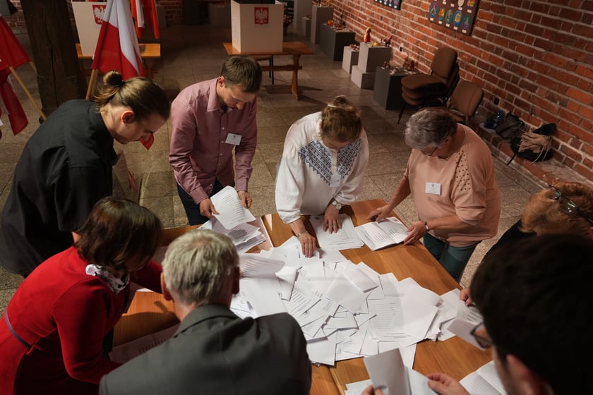 Komisja wyborcza nr 6 w Arsenale, w Muzeum Miejskim Wrocławia, zlicza oddane głosy
