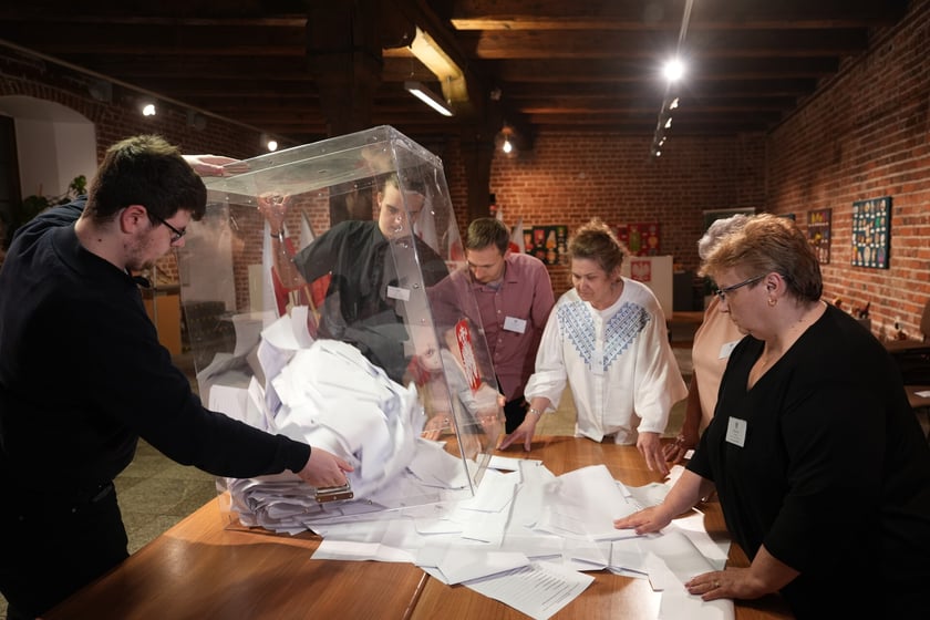 Komisja wyborcza nr 6 w Arsenale, w Muzeum Miejskim Wrocławia, zlicza oddane głosy