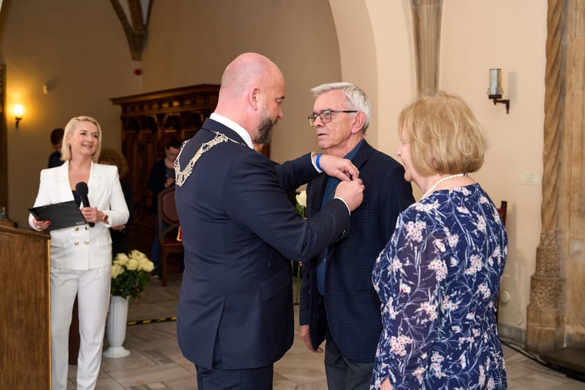Prezydent odznaczył medalami pary z długoletnim pożyciem