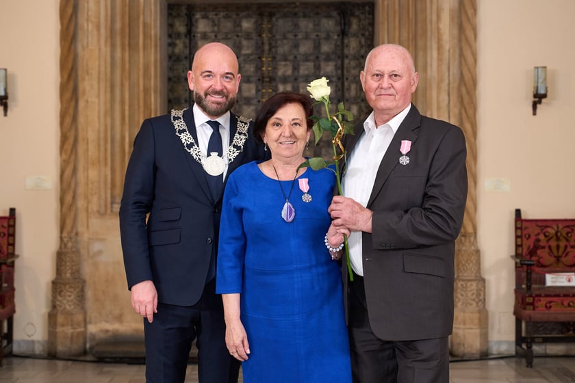 Prezydent odznaczył medalami pary z długoletnim pożyciem