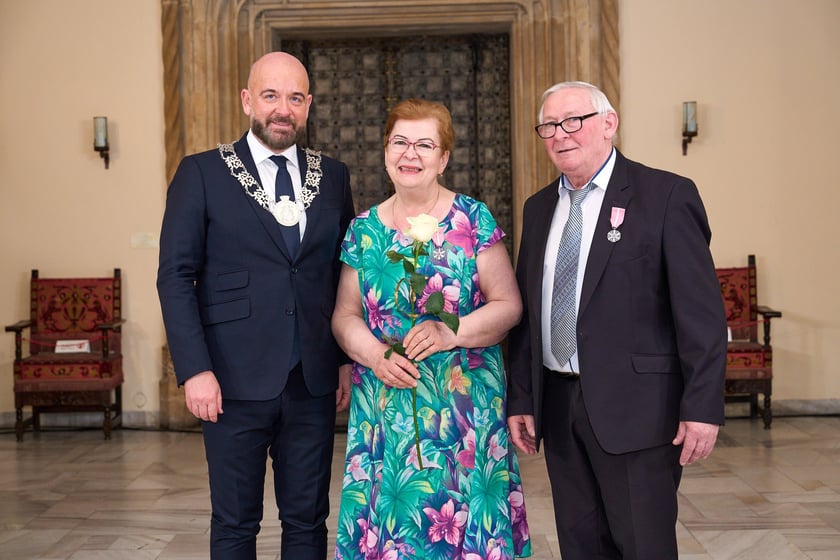 Prezydent odznaczył medalami pary z długoletnim pożyciem