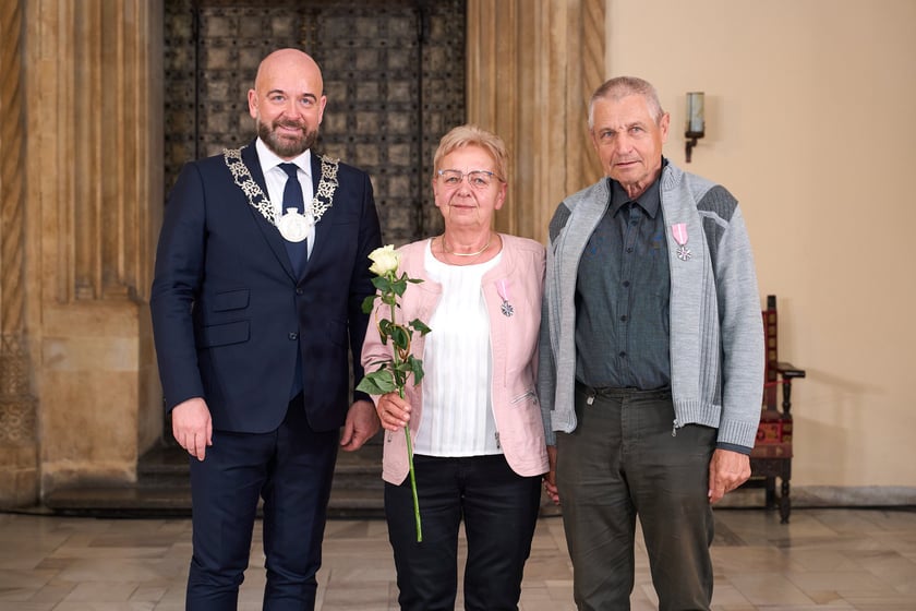 Prezydent odznaczył medalami pary z długoletnim pożyciem