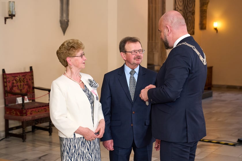 Prezydent odznaczył medalami pary z długoletnim pożyciem
