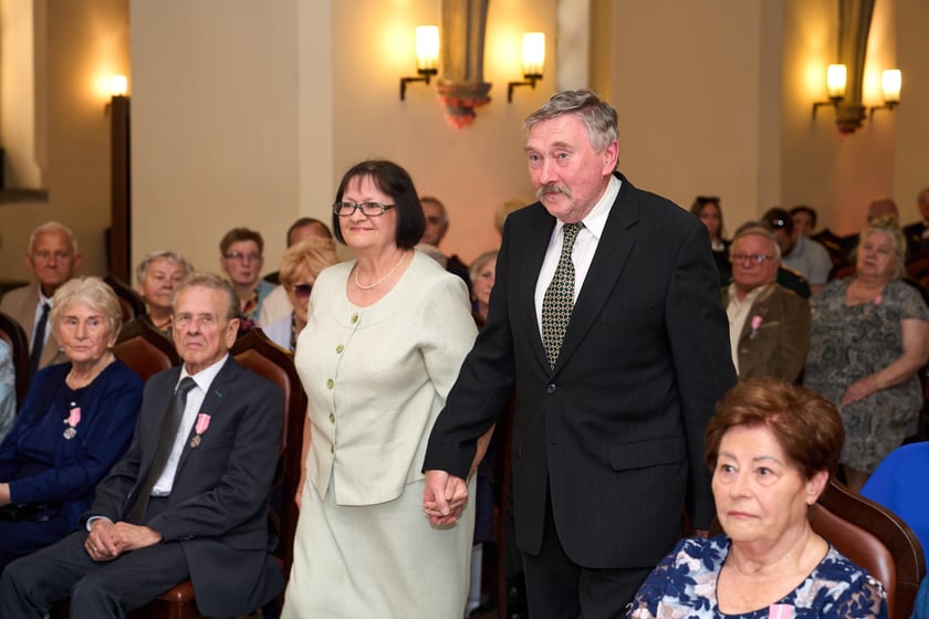 Prezydent odznaczył medalami pary z długoletnim pożyciem