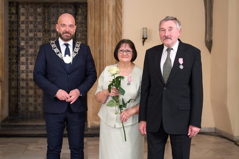 Prezydent odznaczył medalami pary z długoletnim pożyciem