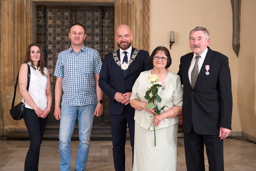 Prezydent odznaczył medalami pary z długoletnim pożyciem