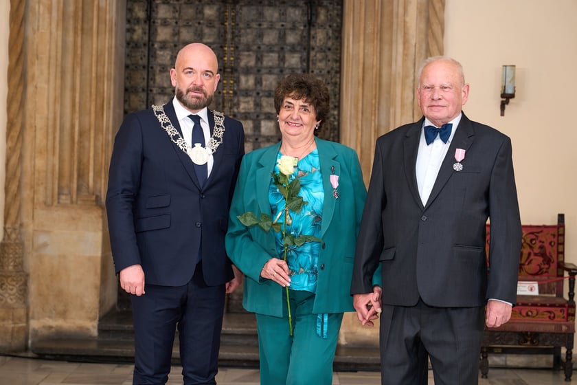 Prezydent odznaczył medalami pary z długoletnim pożyciem