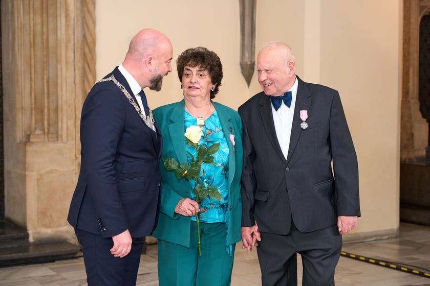 Prezydent odznaczył medalami pary z długoletnim pożyciem