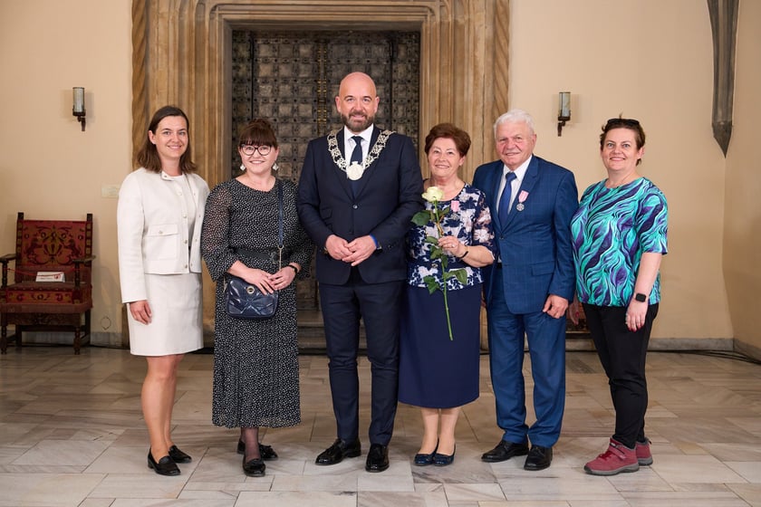 Prezydent odznaczył medalami pary z długoletnim pożyciem