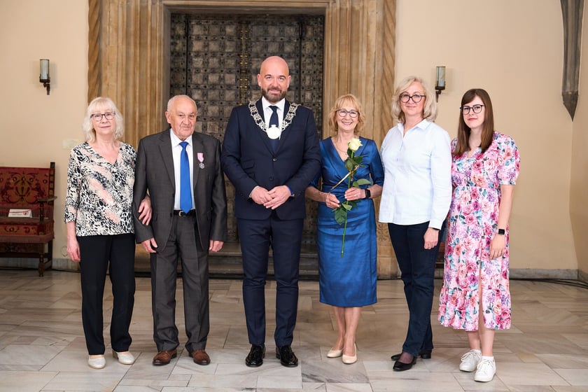 Prezydent odznaczył medalami pary z długoletnim pożyciem